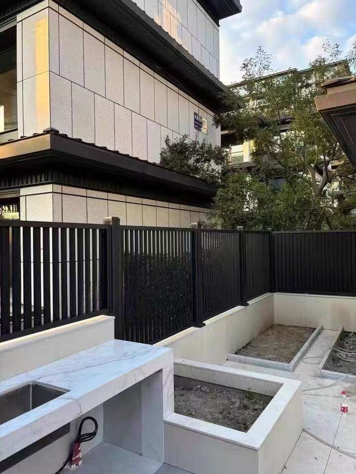 Modern Privacy Fencing